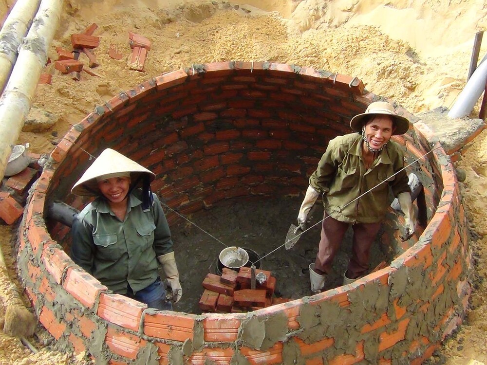 Menschen beim Bau einer Biogasanlage