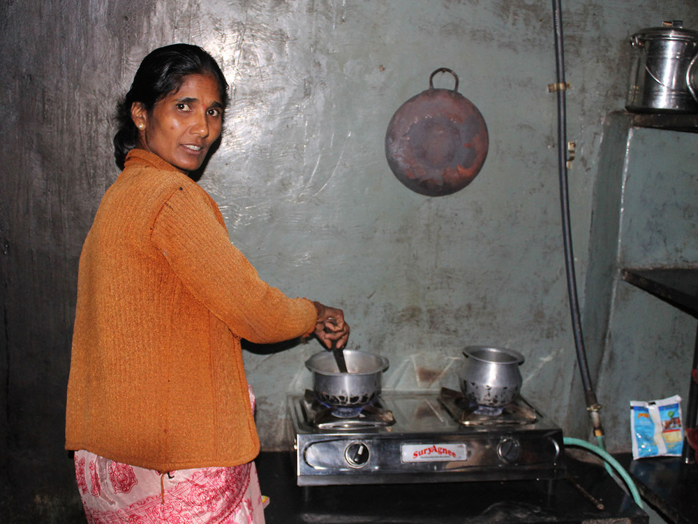 woman_cooks_with_biogas | turn_to_zero